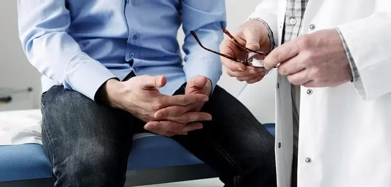 A prosztatagyulladás első jeleinél konzultálnia kell egy urológussal a diagnózis megerősítéséhez. 